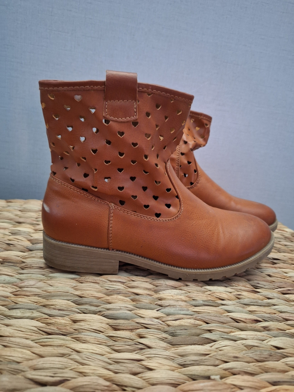 Girls's Tan Cutout Heart Ankle Boots